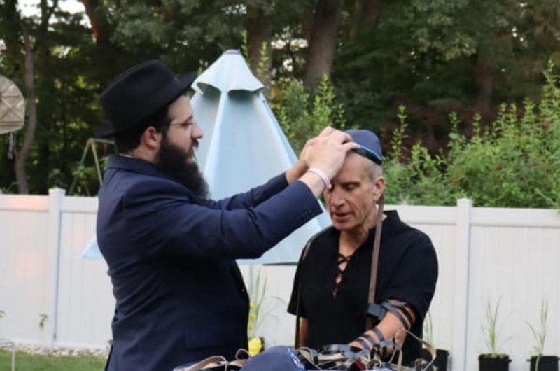 סנסציה: אברי גלעד הניח תפילין לראשונה מאז הבר־מצווה