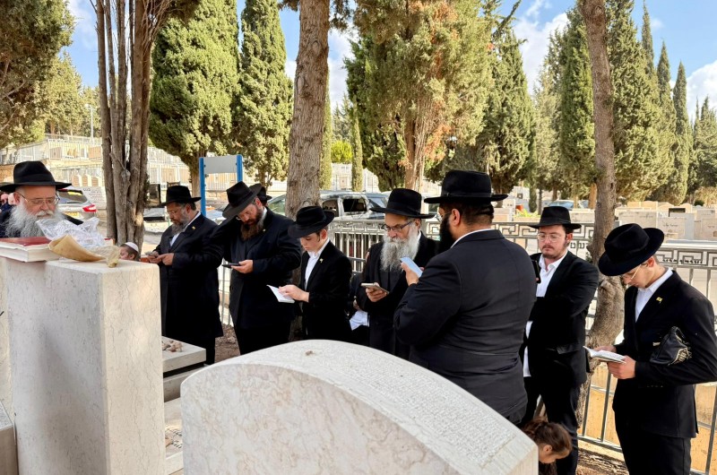 חיפה: משפחת פיזם עלתה לקבר אימם השליחה ע