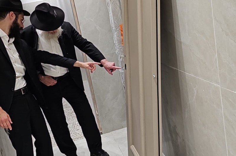 עם הכניסה לחודש הרחמים והסליחות, מתקינים בקומת הקרקע של בית הכנסת המרכזי ברחובות את שערי התפילה המפוארים להיכל התפילה והלימוד החדש | כך זה נראה