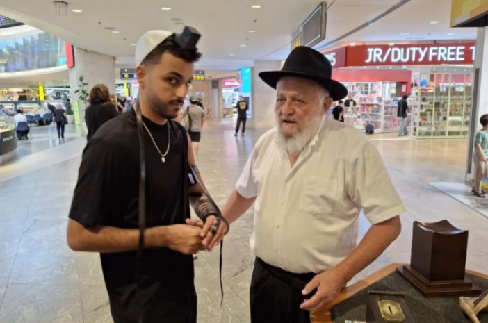 בדרכו למוסקבה, עצר הרב אלי ניימרק משיכון חב