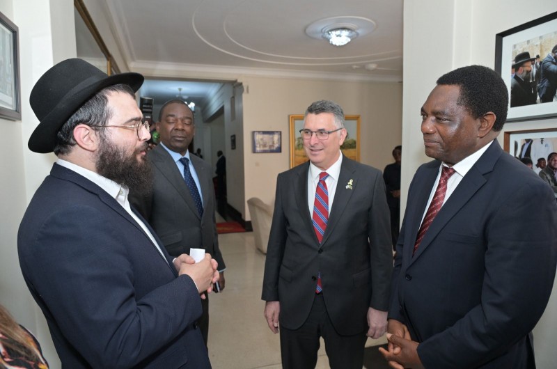 פגישה נדירה: נשיא זמביה ושר החוץ סער עם שליח חב״ד בזמביה