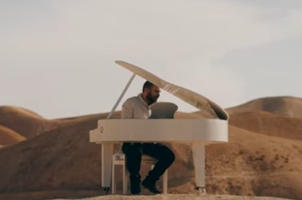 עם קליפ במדבר: הזמר החב