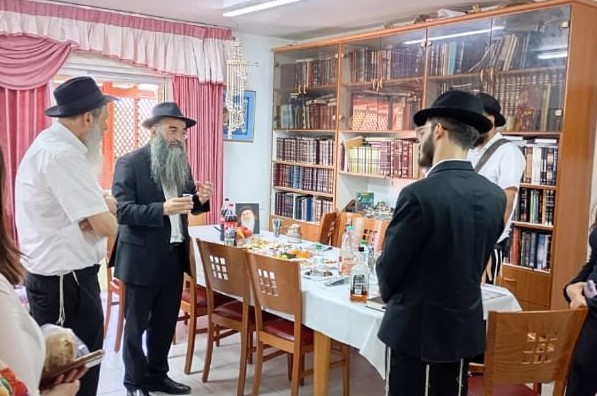 בבית שליח הרבי בקריית ארבע-חברון הרב ויקטור עטיה, התקיימה שמחת ה'ווארט' לבתו שירה תחי' עב