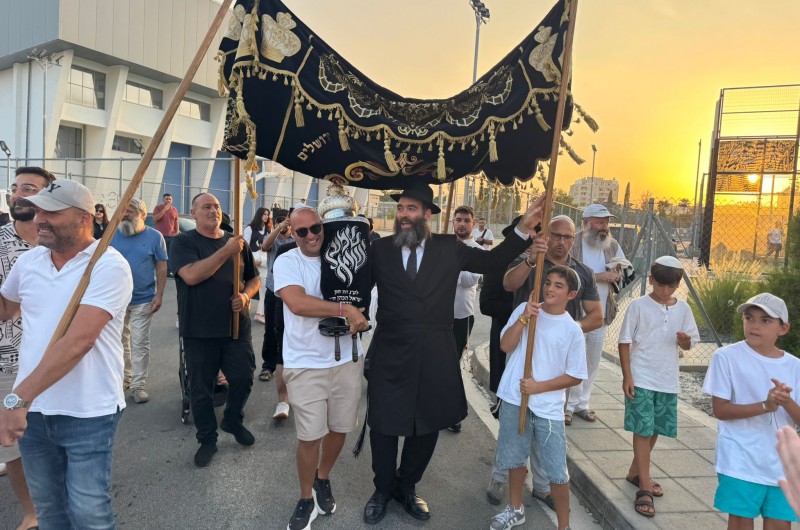 בקפריסין חגגו בהכנסת ספר תורה לע