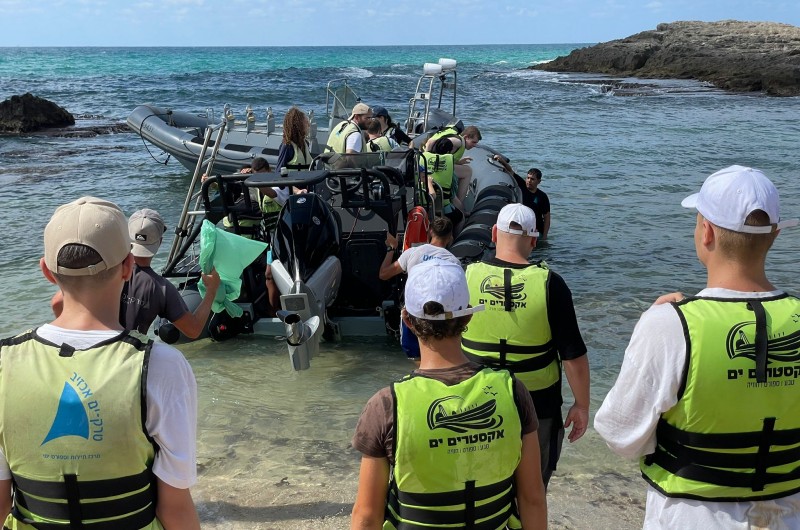גיבוש סוף קיץ: הנוער מסניף CTeen לדוברי רוסית חיפה, בהובלת השליח הרב משה פרידמן, יצא לשייט אקסטרים בסירות וטיול במערות הים