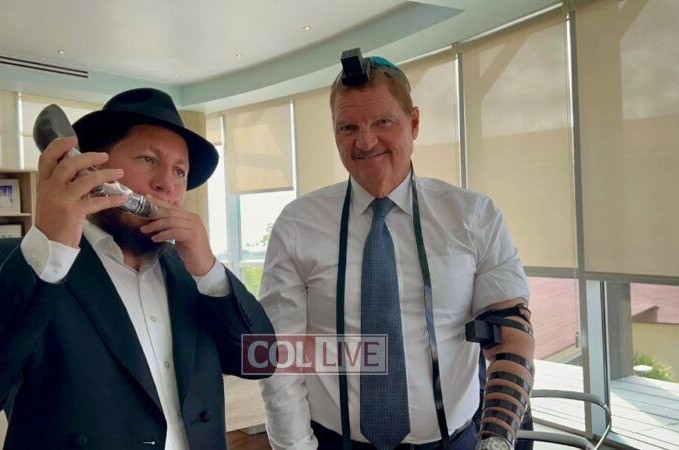 עם תפילין, מזוזה ושופר: שליח הרבי בארובה שבארצות הברית - הרב אהרון בלסברג, התארח בלשכת ראש הממשלה היהודי מייק איימן לקראת ראש השנה וחגי תשרי