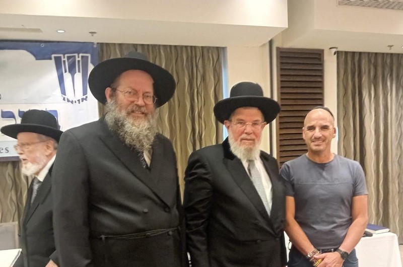 הרב הראשי לישראל - הגאון הרב קלמן בר לצדו של רב המועצה האזורית גליל תחתון הרב יוסף חיים רוזנבלט, במסגרת ימי העיון השנתיים של רבני ישראל שהתקיימו במלון לביא, שנמצא תחת כשרות הרב החב