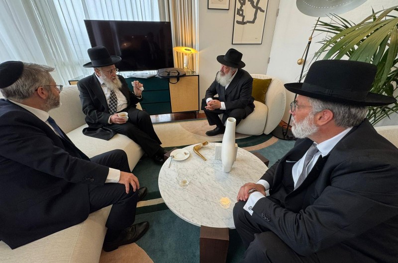 קבלת פנים לראשון לציון הרב יצחק יוסף בשדה התעופה שארל-דה-גול, בפתיחת ביקור חיזוק במדינה, ע״י הרב יוסף יצחק פעווזנער רבה של ״מוסדות החינוך והחיזוק - סיני ליובאוויטש צרפת״ המאכלסת מדי יום כ-4000 תלמידים