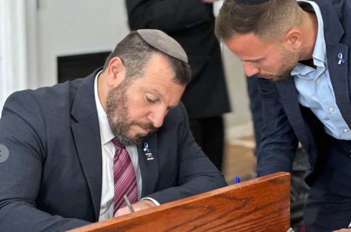 שר המורשת חבר הכנסת עמיחי אליהו הגיע לשאת תפילה באוהל הקדוש • תיעוד בלעדי מאת הצלם מענדי עקיבא