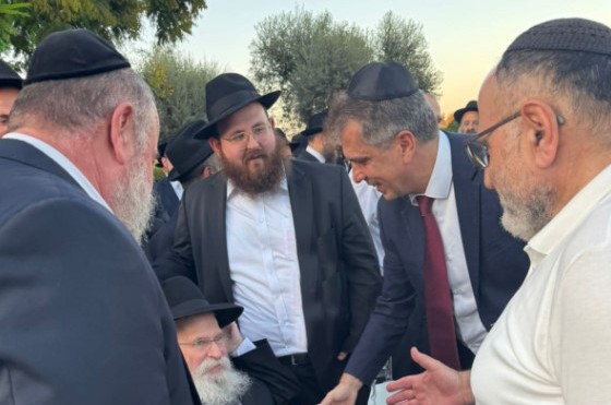 שר האנרגיה אלי כהן הגיע לאחל מזל טוב לרב אליהו יוחנן גוראריה שליט