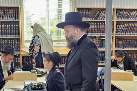 רב הכותל והמקומות הקדושים הרב שמואל רבינוביץ, נצפה בטענט שליד האוהל הק', בתפילת מנחה. צילום: מענדי דהן