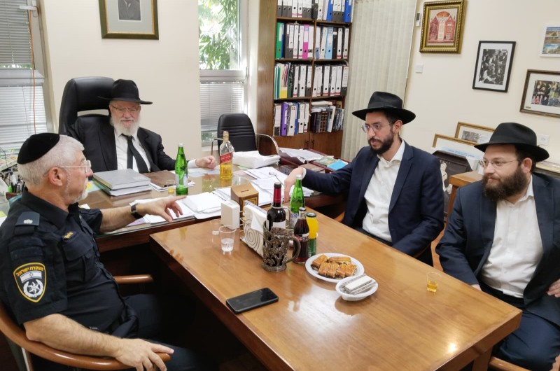 רב מחוז תל אביב במשטרת ישראל - הרב אליהו קב, הגיע ללשכת הרב יוסף גערליצקי שליח הרבי לעיר, בכדי להודות לו על שיתופי הפעולה הרבים במשך השנה ולהתברך לקראת שנת תשפ