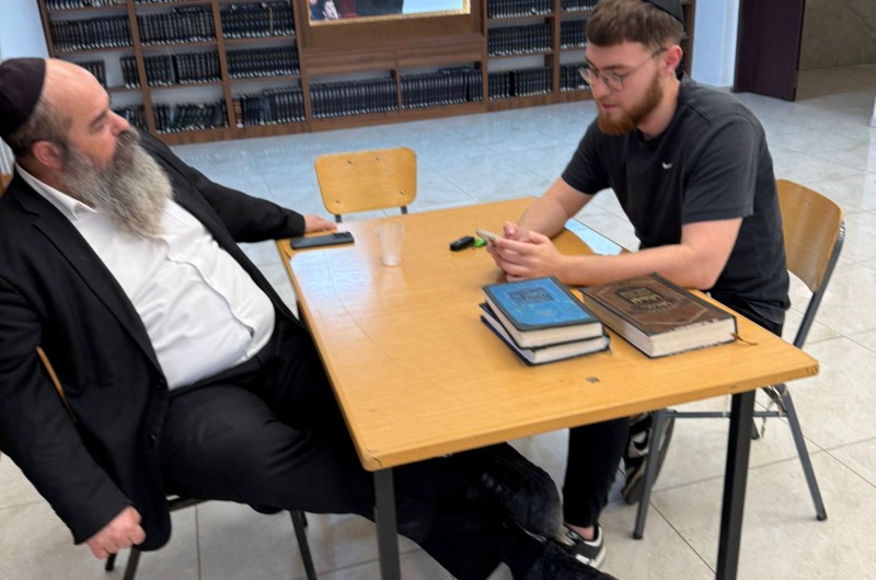 הרב עקיבא גולדשמיד - ראש הישיבה לחוזרים בתשובה 'הזאל הקטן' במגדל העמק, בשיחה עם אחד התלמידים החדשים מתוך 25 שחבשו את ספסלי הישיבה עם כניסת חודש אלול