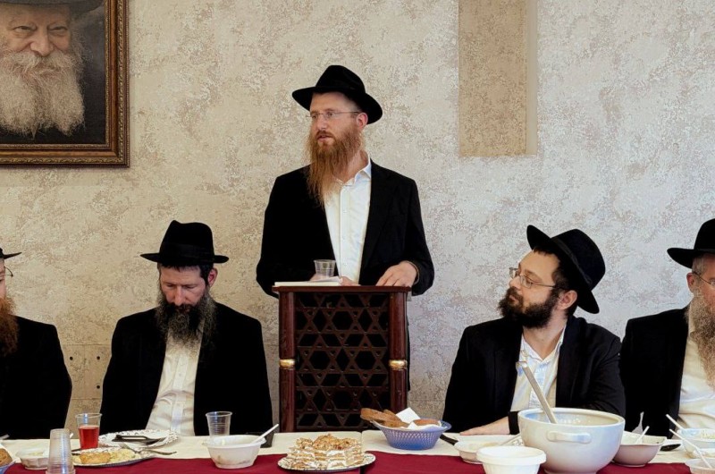 הרב יחזקאל לאזאר - המנהל הרוחני החדש של ישיבת 'תומכי תמימים' במוסקבה שברוסיה, נואם בטקס פתיחת שנת הלימודים החדשה, בהשתתפות הצוות החינוכי המורחב (צילום: מבשר טוב)