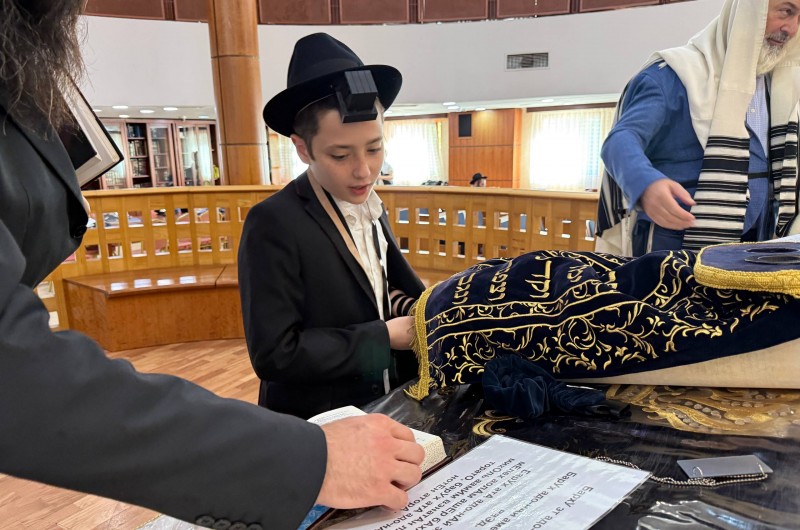 במזל טוב: התמים יהושע מרדכי, בן המחנך הרב מנחם מענדל מרקוביץ ממוסקבה, בברכת 'הגומל' בבית הכנסת המרכזי, לאחר שובו מחצר הרבי, לרגל חגיגת בר המצווה שלו (צילום: שייע בטוויטר)