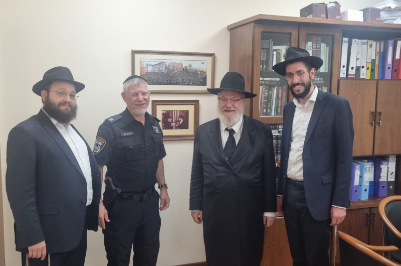 מה חיפש רב מחוז תל אביב במשטרת ישראל בלשכת שליח הרבי?