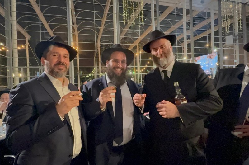 באולם 'הפרדס' ברחובות מתקיימת הערב חתונת הת' משה ב