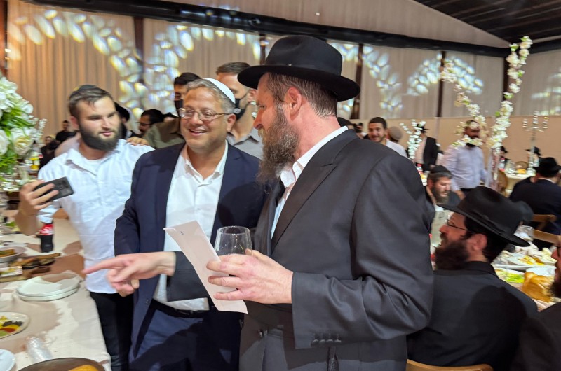 השר לביטחון לאומי איתמר בן גביר הגיע הערב לאחל מזל טוב לרב משה שילת בחתונת בתו. צילום: שניאור שיף, COL
