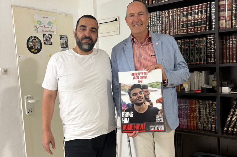 שגריר פנמה בישראל עזרא כהן הגיע במיוחד לקריית מלאכי לעודד ולחזק את אברהם אוחנה, אבל החטוף יוסף חיים אוחנה. השגריר עזרא כהן יצא בהתרגשות רבה מחוזק רוחו של האבא ועודד אותו שיראה את בנו בקרוב