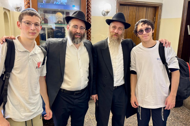 שליח הרבי באלמא-אטא שבקזחסטאן - הרב אלחנן כהן, בסיור ב-770 בכפר חב