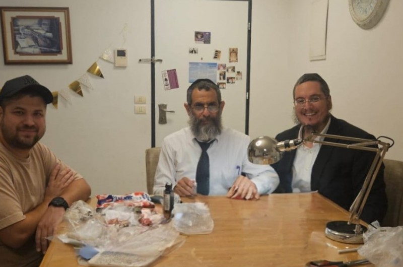 כמנהג חודש אלול: שליח הרבי בקרית-מטלון בפתח-תקווה הרב ישראל דייטש, ערך מבצע בדיקות מזוזות לתושבים עם סופר סת