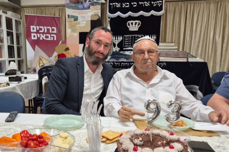 עם עוגה והתוועדות: הרב שמחה ליפסקר משלוחי הרבי בנשר, הפתיע את דוד בן ארצי - יקיר העיר שהגיע לגיל 93, לרגל יום הולדתו לאורך ימים ושנים טובות
