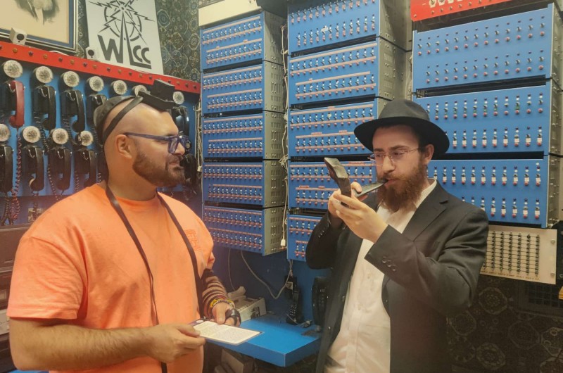 התעוררות הנפש האלוקית: לקראת חודש תשרי יהודים רבים המטיילים בניו-יורק מגיעים לסיור וביקור בחצרות קודשנו 770 ומקבלים סקירה היסטורית לצד שמיעת השופר והנחת תפילין