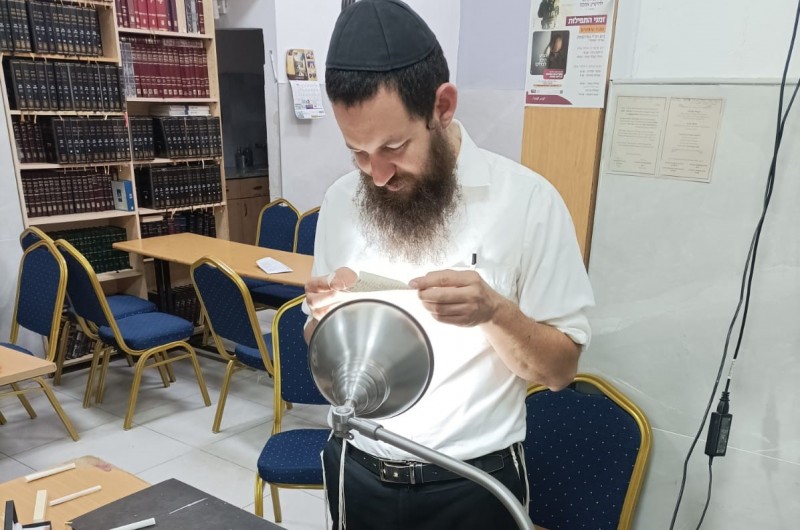 בערב אחד: שליח הרבי בשכונת נוף העמק במגדל העמק - הרב שמואל לוינסון, בדק את כשרותן של 114 מזוזות לתושבים אשר מקפידים על המנהג הידוע בחודש אלול