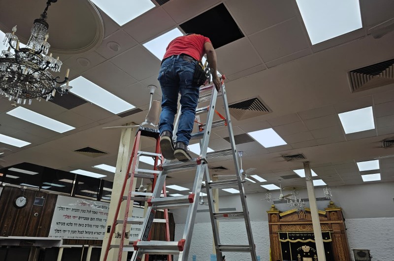 שנראה מעלת חברנו: ב-770 שבניו יורק החליפו את המנורות הענקיות בהיכל בית הכנסת המרכזי לקראת חודש תשרי - התפילות, הכנסים, הלימודים וההתוועדויות (צילום: מענדי עקיבא)
