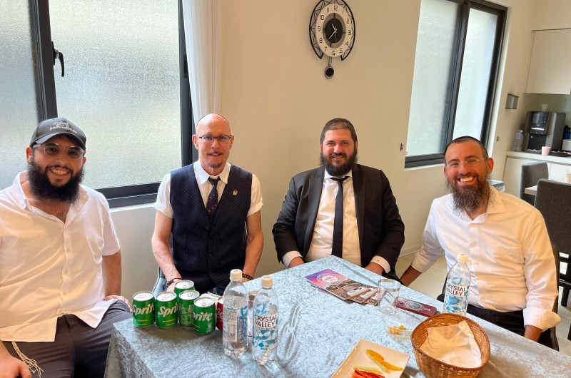 מנהל מרכז 302 ב'מרכז לענייני חינוך' - הרב מנדי קוטלרסקי הגיע לביקור בבית חב״ד טאיוואן, בניהול השליח הראשי של הרבי - הרב שלומי טביב, ואף נפגש עם הרב לוי שרוגו ו‏ג׳פרי שווארץ