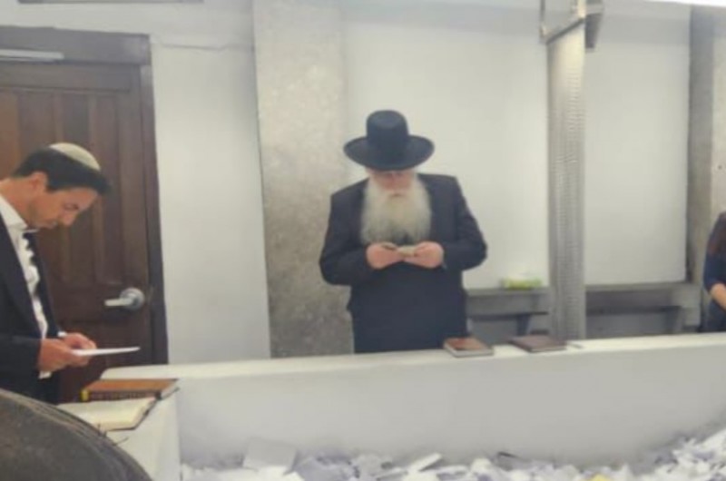 חבר הכנסת מאיר פרוש, הנמצא בארצות הברית בפעילות ציבורית, נצפה הלילה מתפלל בציונו של הרבי