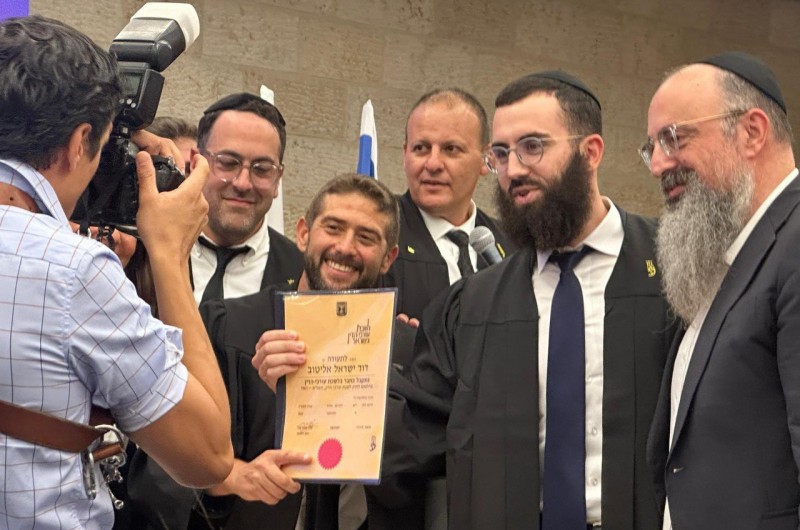 יזם הנדל״ן ר׳ דוידי אליטוב מביתר עילית הוסמך כעורך דין, לצד אביו הרב יוסי אליטוב, עורך 'משפחה'. ההסמכה נערכה ע״י עו״ד ארז צ׳צ׳קס, יו״ר מחוז ירושלים בלשכת עורכי הדין, יחד עם כמאה עורכי דין חרדים חדשים 