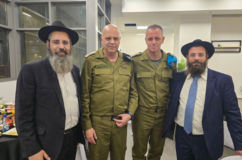 בטקס חילופי ראש אט