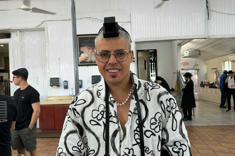 הזמר אלירז רוסו המכונה 'סטטיק' נצפה באוהל הק' ביום שישי. אחד הבחורים שהיה בדסק הקבלה, הניח לו תפילין (באדיבות המצלם)