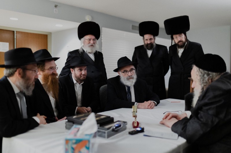 בשולי הועידה לידידי מוסדות ׳פני מנחם', נפגש רבי שאול אלתר עם השלוחים הרב יוסף יצחק ניו, הרב מענדי גוראריה הרב אלכסנדר פיקרסקי והרב דובי בארבר ושמע על הפעילות העניפה בעיר | צילום: פליישמן פלס הפקות 