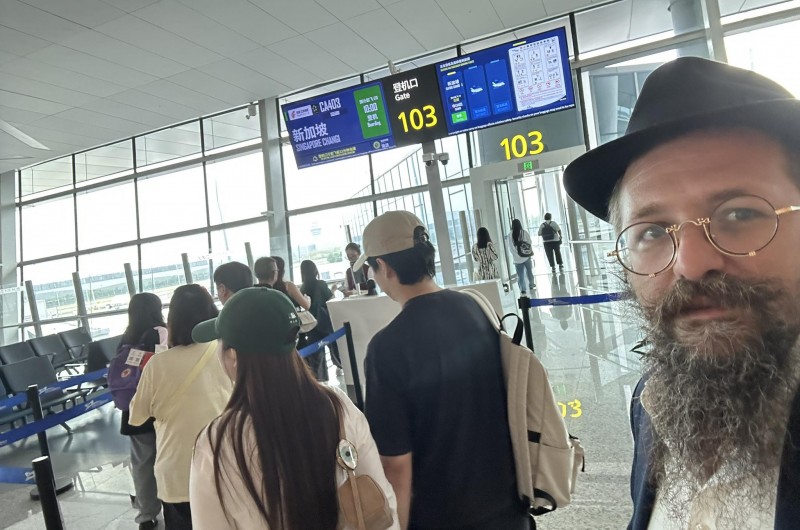 שליח הרבי בעיר צ'אנגדו שבסין נצפה בשדה התעופה המקומי, בדרכו אל 'כינוס השלוחים באסיה' שנערך בימים אלה 