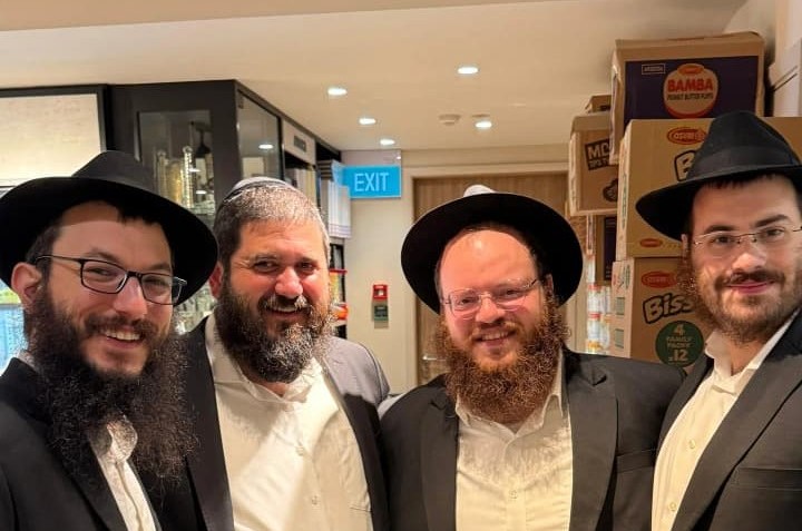 שלוחי הרבי בהודו - הרב ישראל קוזלובסקי, הרב אורי בלוי והרב נחום רוזנברג, בתמונה משותפת עם הרב מענדי קוטלרסקי מ'מרכז 302' ב'מרכז לענייני חינוך', בכינוס השלוחים באסיה שנערך כעת בסינגפור