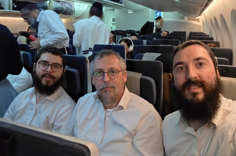 הרב גדליה כץ - שליח הרבי בקדימה המריא אל הרבי יחד עם בניו, הרב מנחם מענדל כץ - שליח הרבי לבצרה והרב שמעיה כץ משלוחי הרבי בירושלים ומשם לחתונת אחיו - הנגיד ר' שלוימי כץ בפלורידה