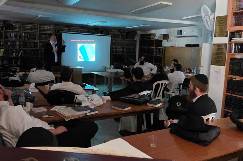 הרב מרילוס הרצה בכולל בפתח תקווה על זמנים ובין השמשות