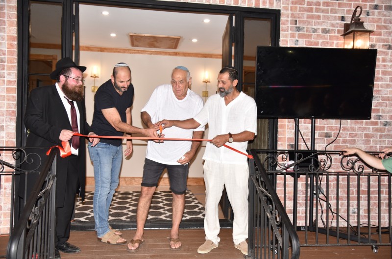 קביעת מזוזה והתוועדות: בית חב