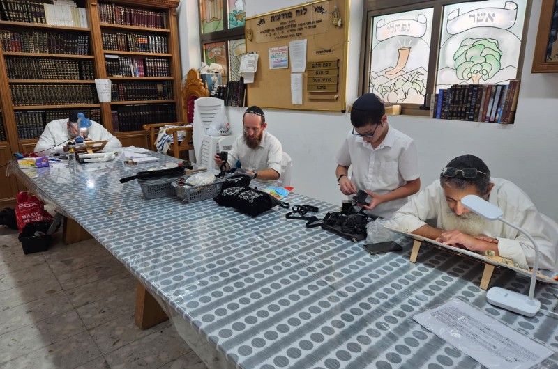 בחודש אלול: בדיקת מזוזות לאנשי היישוב רינתיה בהובלת שליח הרבי הרב חיים וויספיש