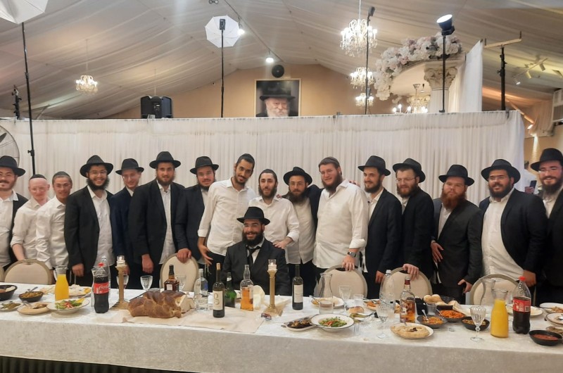 חברי החתן התמים יהודה ישראלי בוגרי הישיבה בקרית גת בתמונה משותפת בעיצומה של השמחה באולם האירועים בכפר חב