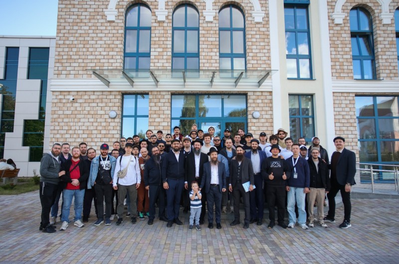 עשרות סטודנטים מרחבי רוסיה, משתתפי תוכנית הקיץ 'תורה קלאב' של 'יחד' בחזית בניין המרכז החינוכי החדש במוגילב ביחד עם השליח לעיר, הרב מנדי אלפרוביץ. במסגרת המסע, הגיעו לנקודות חסידיות בבלארוס וליובאוויטש