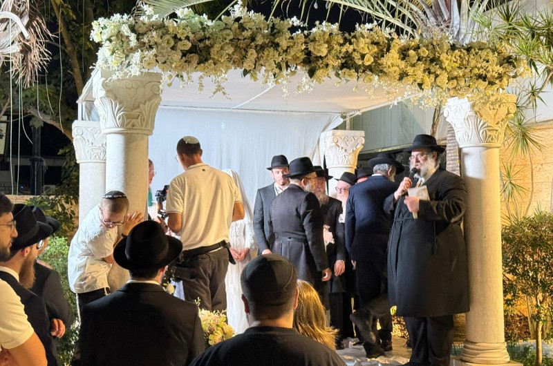 באולם 'לאפייט' בלוד מתקיימת הלילה חתונת הת' שמואל ב