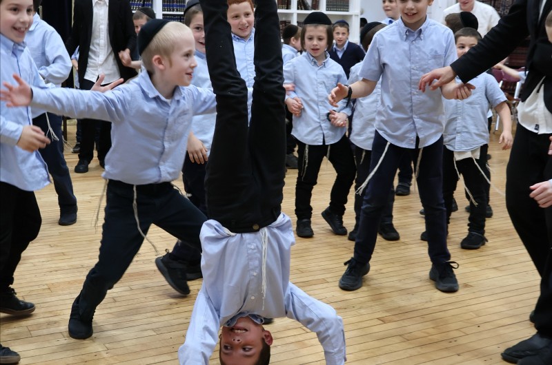 'כאדארם' בתומכי תמימים נייאק: התוועדויות בלילה וריקודים ביום