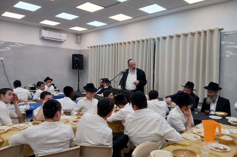 בהתוועדות וריקודים: באלעד חגגו את היווסדות תומכי תמימים