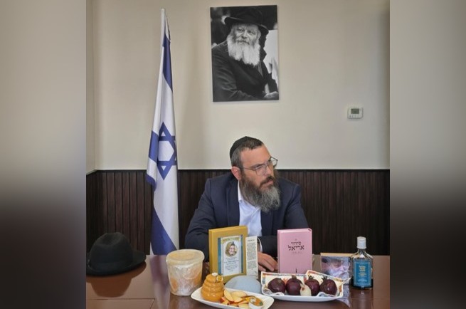 תמונת הרבי על הקיר: השליח קבע מזוזה במשרד רוה