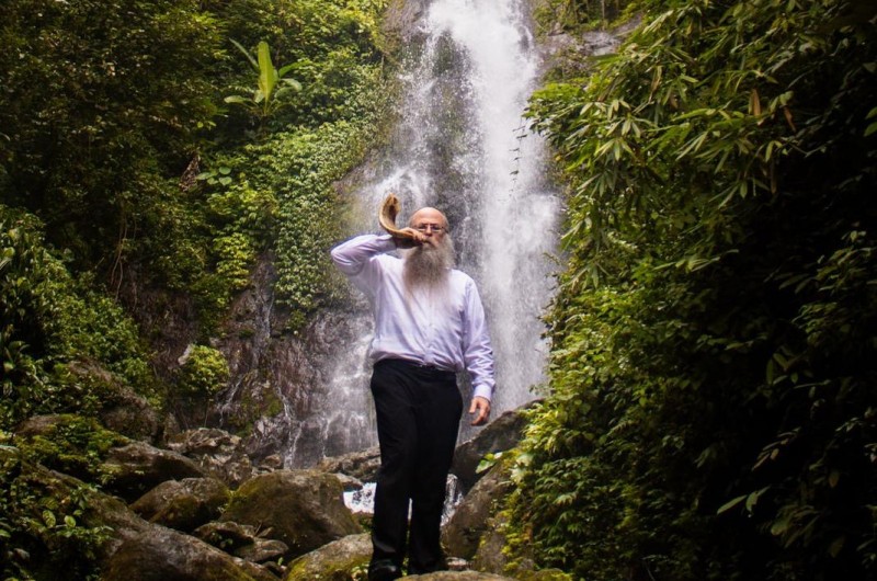 אי-שם בטבע התאילנדי: שליח הרבי בבנגקוק - הרב נחמיה וילהלם, בתקיעת השופר למטיילים למרגלות מפל מים עוצמתי