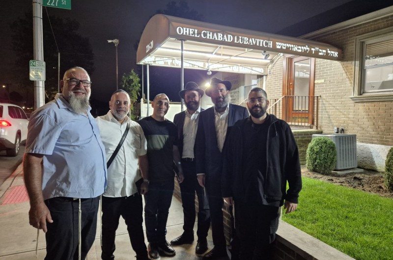 לבקש ברכה מהרבי לרגל השנה החדשה: קבוצת מקורבים מבית חב