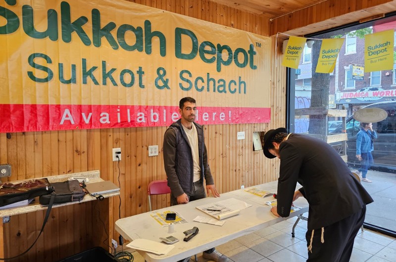 אווירת ערב תשרי בקראון הייטס: ברחבי השכונה ניתן כבר לראות מכירת צרכי חג הסוכות. צילום: מנדי עקיבא, COL